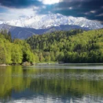Hechtsee zwischen berg und wald