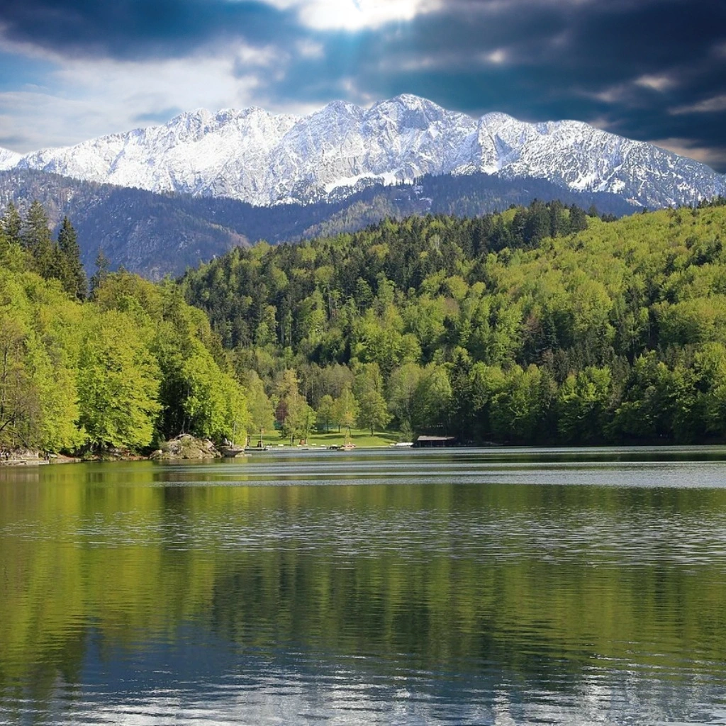 Hechtsee zwischen berg und wald