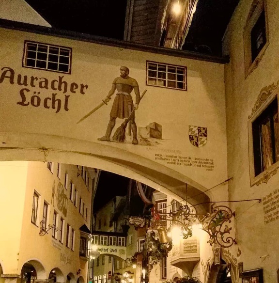 Das Löchl – Vom eisigen Herz des Berges zur geheimnisvollsten Bar der Welt
